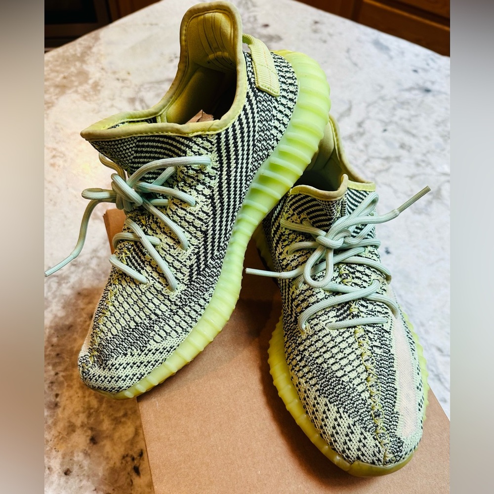 YEEZY BOOST 350 V2 Non- reflective Green Mens 9.5